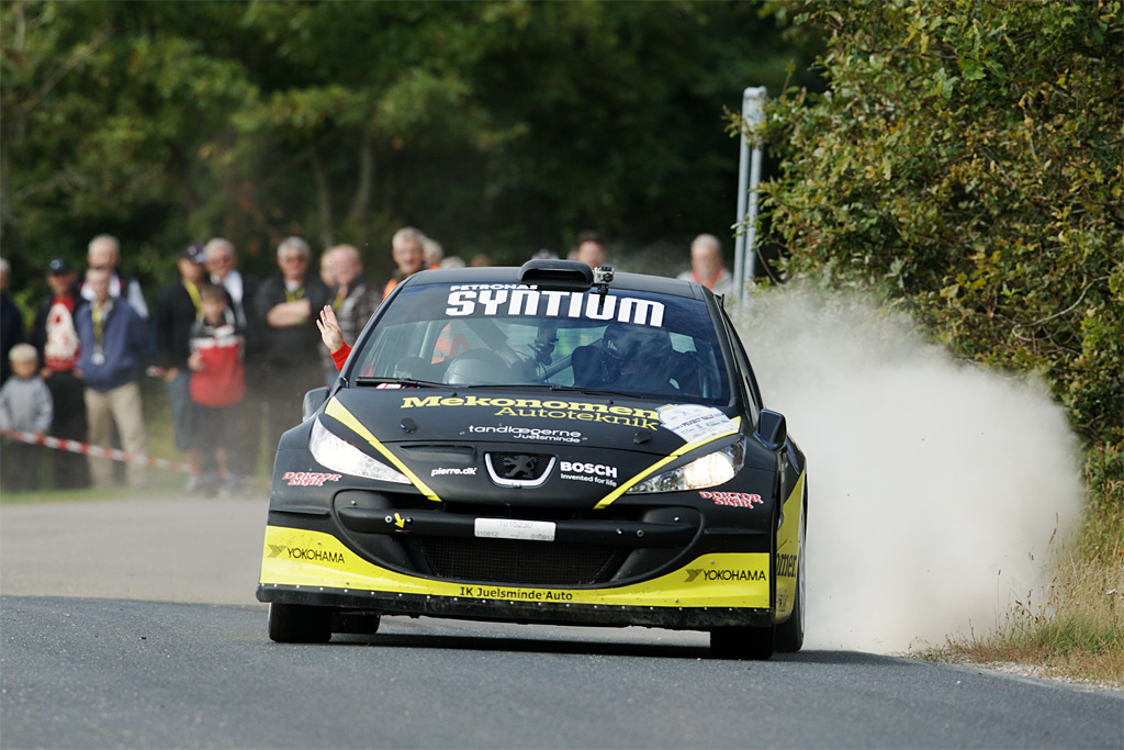 Der bliver ikke tid til at vinke til det bornholmske publikum, hvis Ib Kragh og Mie Petersen skal vinde Danboring Rally
(Foto: Johnny Pedersen)